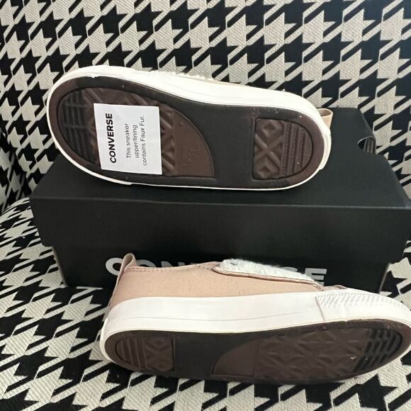 Converse Chuck Taylor All Star Toddler Sherpa Bear Shoes- Size 9 - Picture 5 of 7